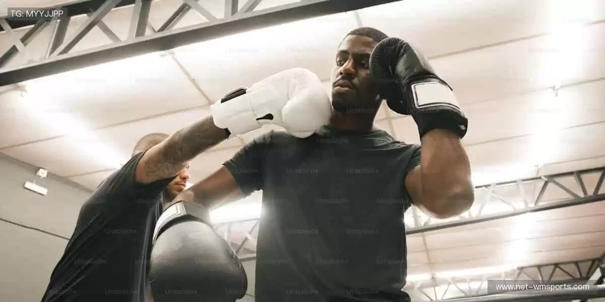 「球星同款、限量周边，做朋友圈最靓的体育潮人！👕点击抢购，手慢无！」